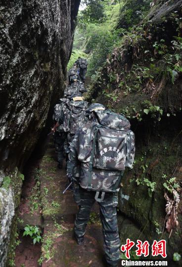 圖為來自武警福建總隊三明、龍巖、南平支隊100余名特戰(zhàn)隊員在福建省三明市永安?揲瞪嬌?展特戰(zhàn)極限練習(xí)?！◎v照起 攝