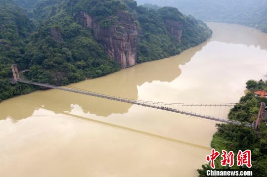 圖為來自武警福建總隊三明、龍巖、南平支隊100余名特戰(zhàn)隊員在福建省三明市永安?揲瞪嬌?展特戰(zhàn)極限練習(xí)?！『?攝